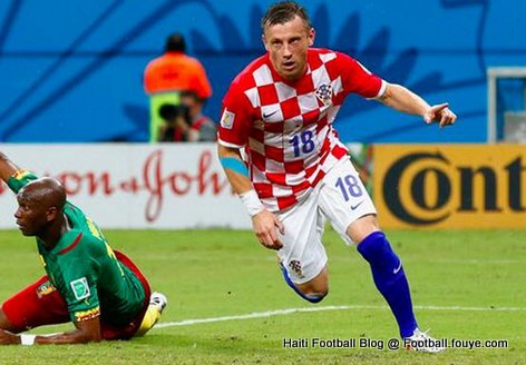 Ivica Olic fe yon gol pou Croatia sou Cameroon nan Coupe du Monde 2014 la