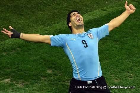 Luis Suarez (Uruguay) ap fete apre li fini fe 2 gol kont Angleterre - Coupe du Monde