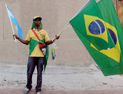 PHOTO: Yon Haitian ki ap vann drapo o Brezil - Coupe du Monde 2014